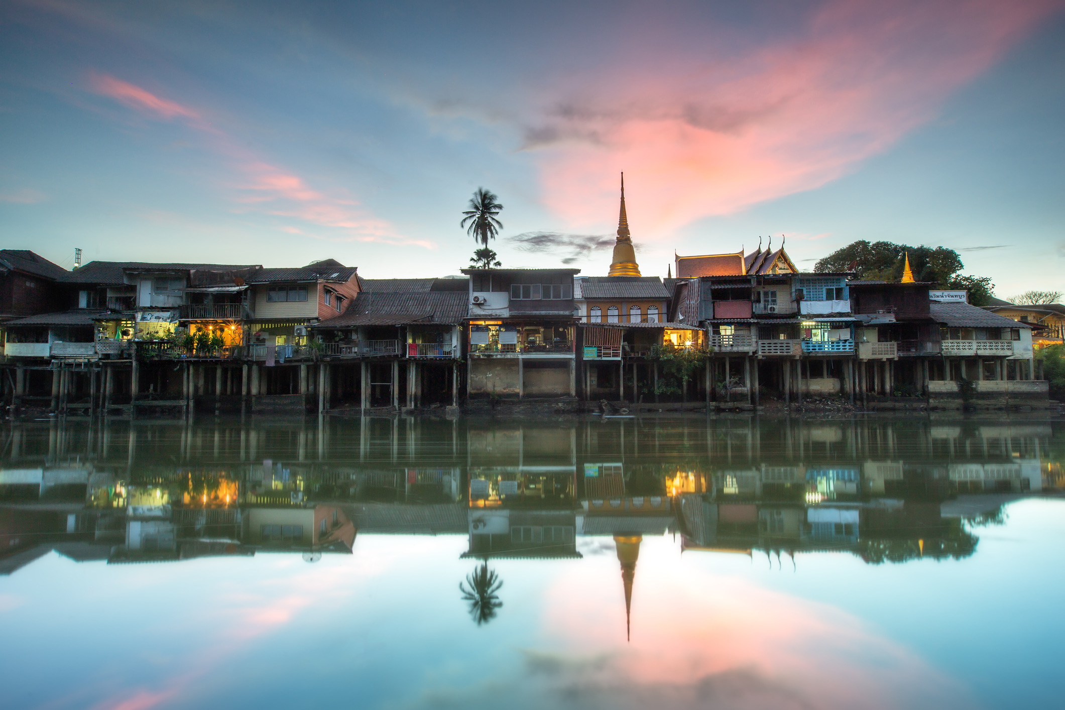 De oude binnenstad van Chanthaboon aan het water, oftewel de Waterfront Community Chanthaboon, in de provincie Chanthaburi, Thailand.