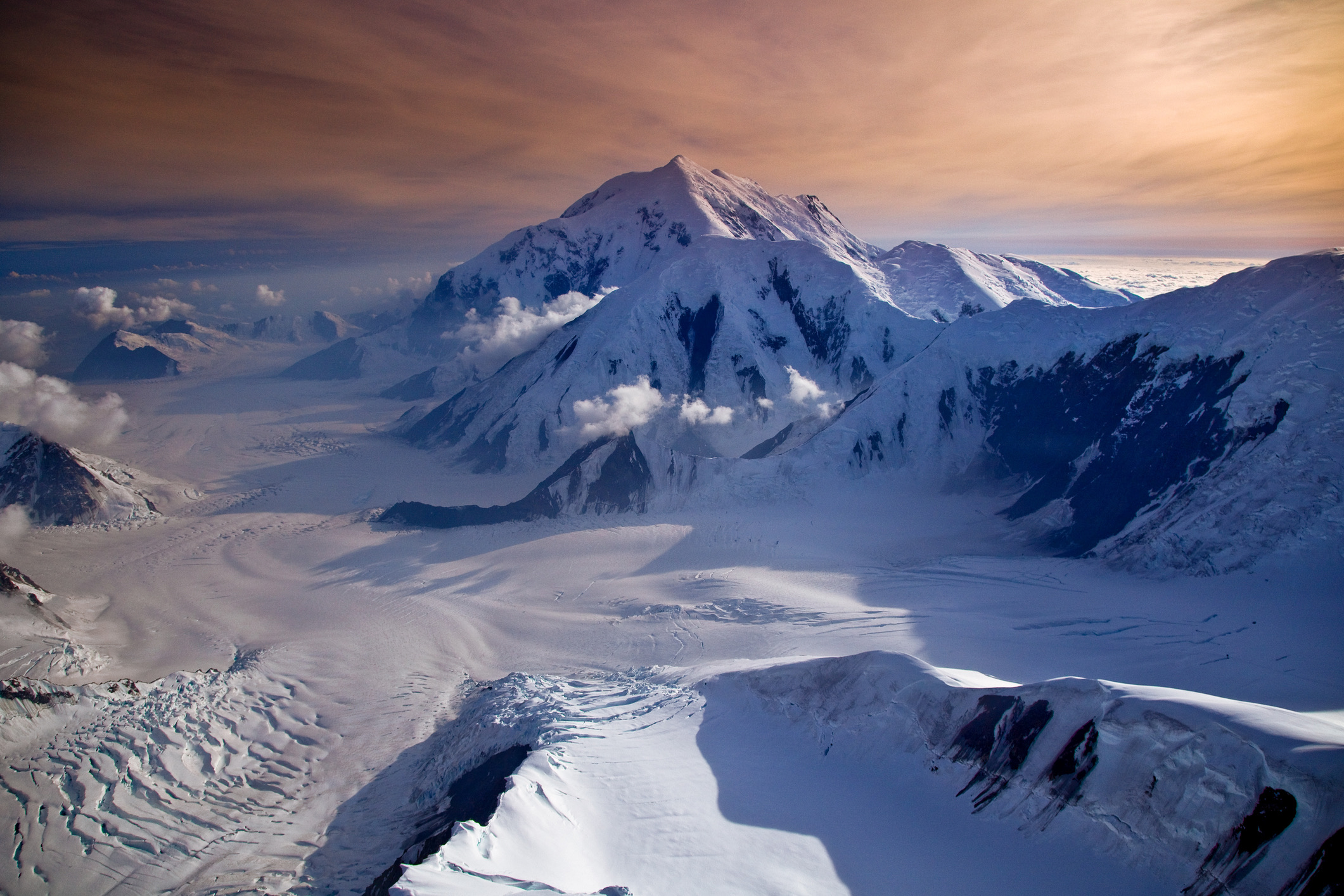 Vlieg over Mount McKinley, Denali, in Alaska. Met een klein vliegtuigje en een landing op een gletsjer waan je je in een James Bond-film.