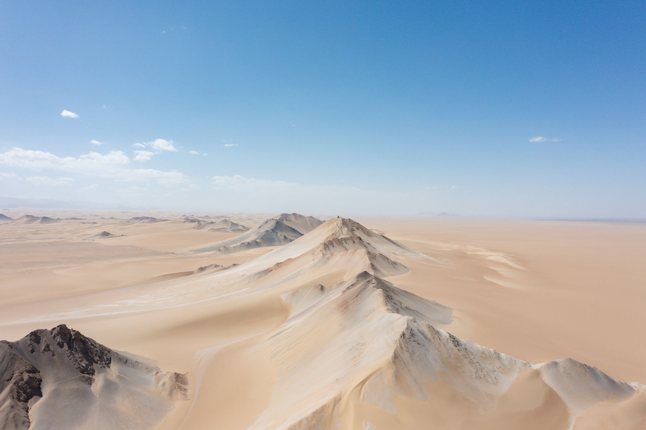 In het uiterste westen van China ligt de Taklamakan, door lokale volkeren historisch de 'Zee van de Dood' genoemd. Het is een verwijzing naar het feit dat wie erin gaat, er zelden weer uitkomt.