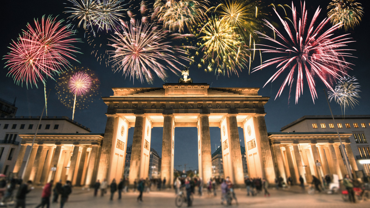 Vuurwerk boven de brandenburger tor in Berlijn