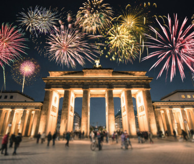 Vuurwerk boven de brandenburger tor in Berlijn