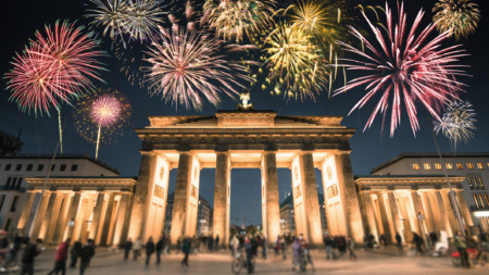 Vuurwerk boven de brandenburger tor in Berlijn