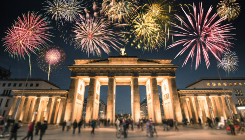 Vuurwerk boven de brandenburger tor in Berlijn