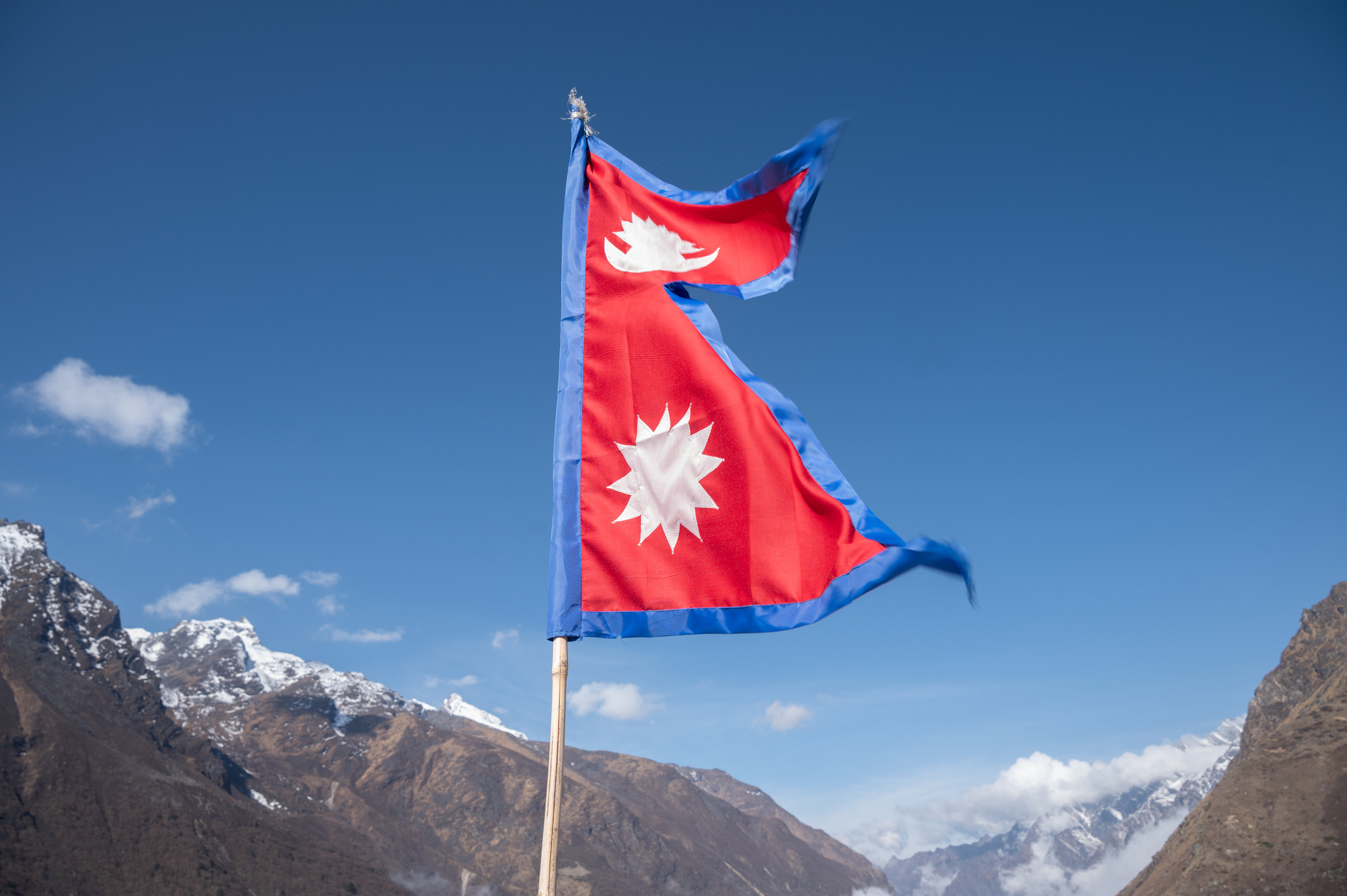 Het dieprood in de Nepalese vlag is de nationale kleur van Nepal en staat symbool voor de moedige geest van het Nepalese volk.