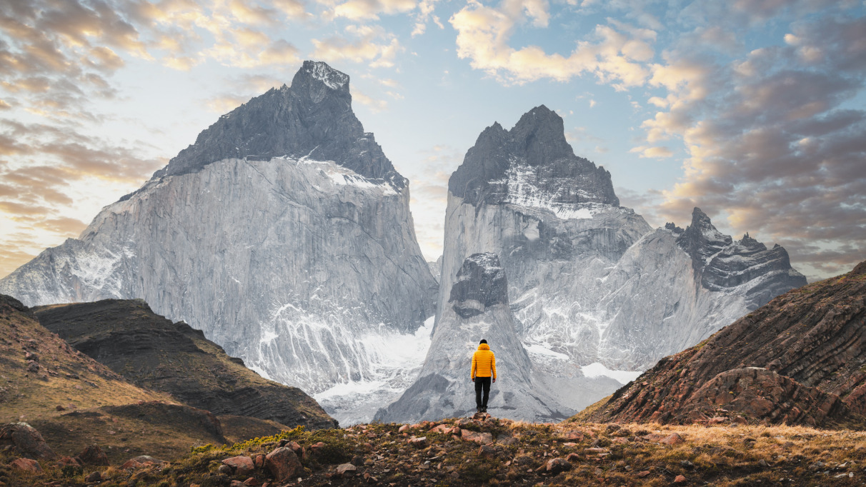 Wandelaar die de Cuernos del Paine-bergketen bewondert, Patagonië