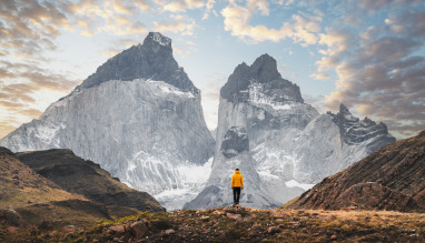 Wandelaar die de Cuernos del Paine-bergketen bewondert, Patagonië