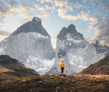 Wandelaar die de Cuernos del Paine-bergketen bewondert, Patagonië