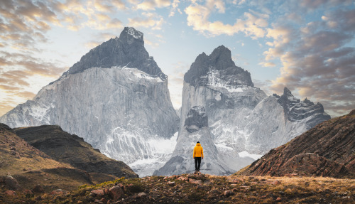Wandelaar die de Cuernos del Paine-bergketen bewondert, Patagonië