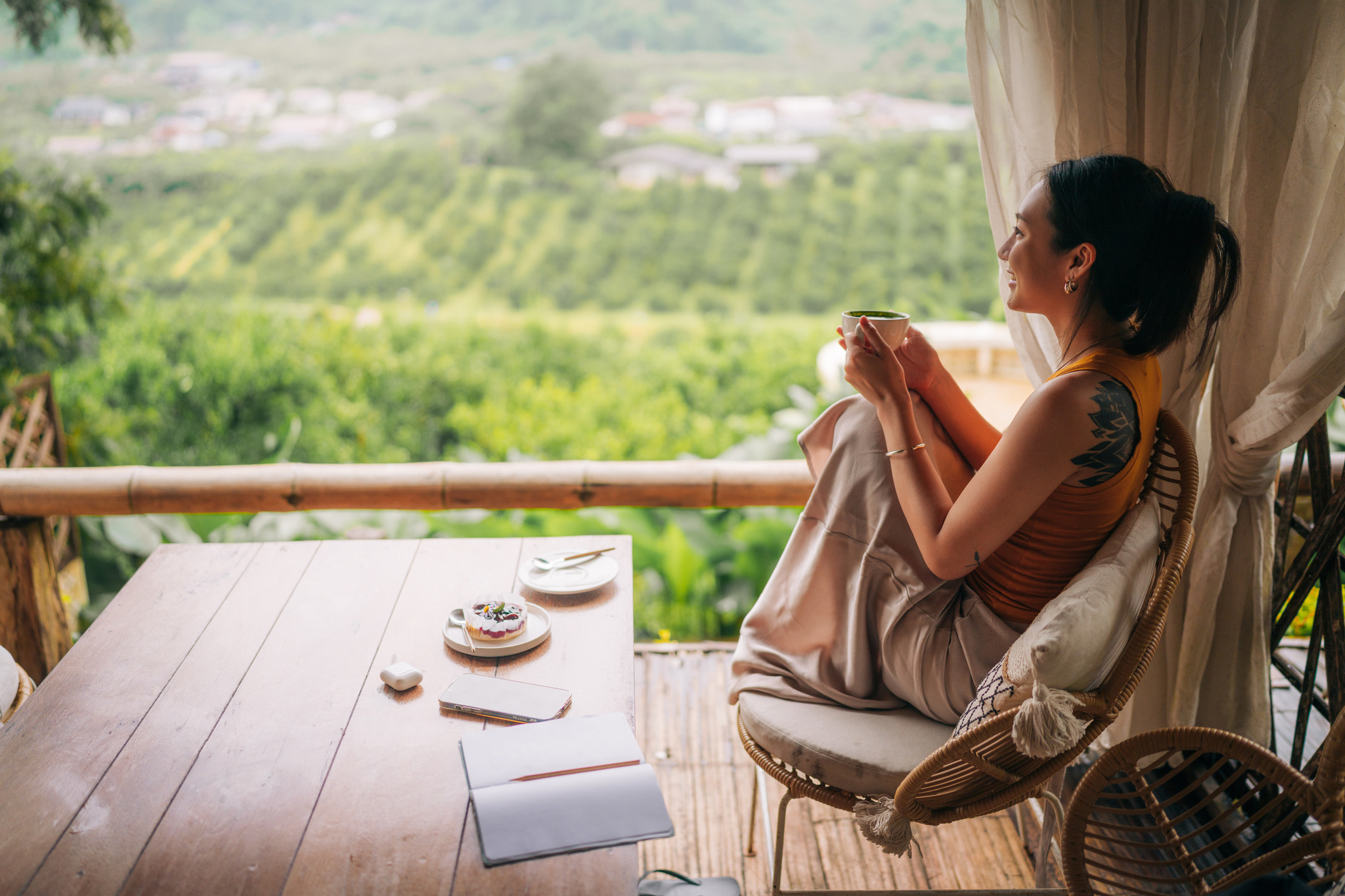 Een mindful ochtendritueel met koffie, een dagboek en een prachtig uitzicht op de bergen