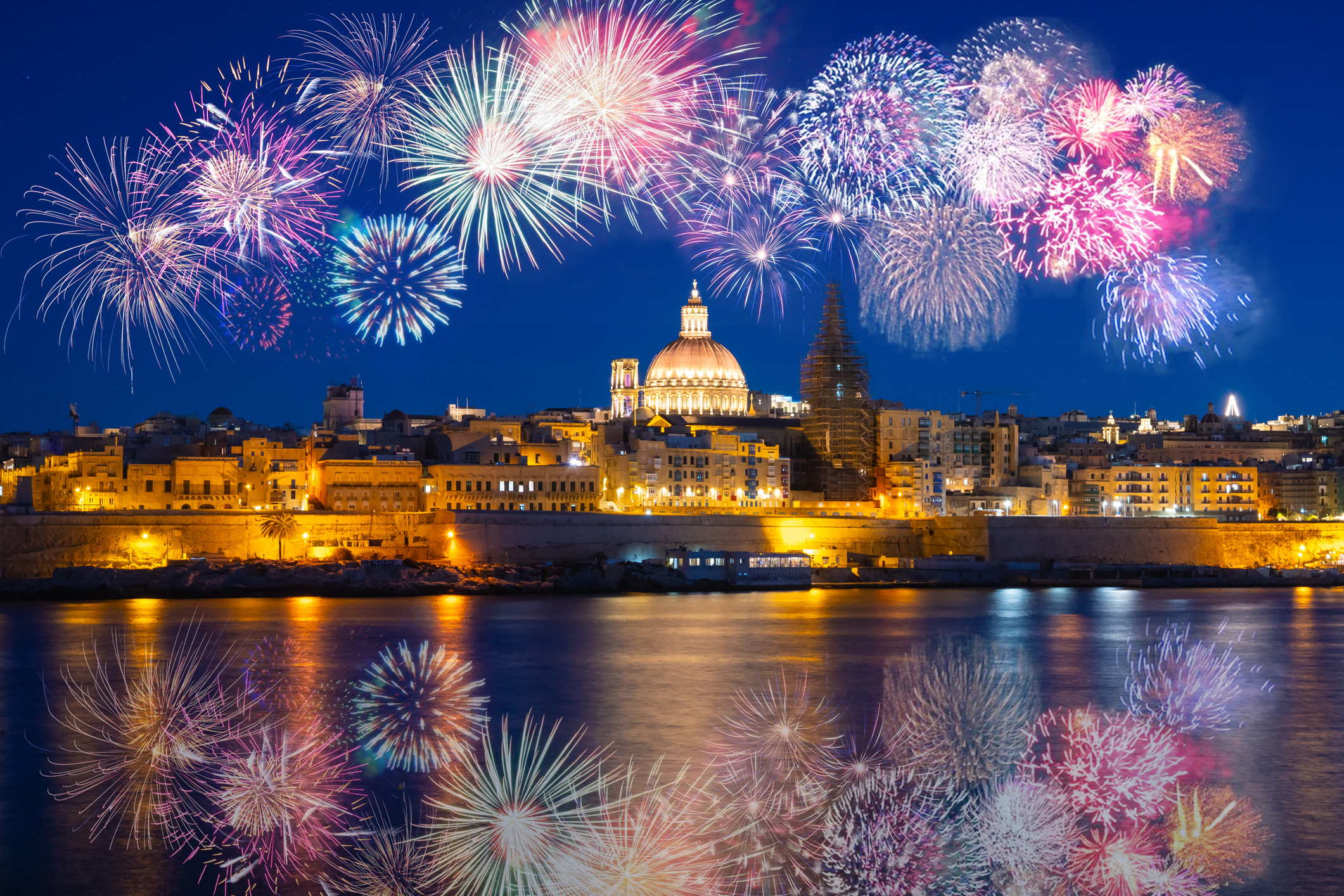 Het nieuwjaarsfeest in Valletta, Malta concentreert zich op het historische St. George’s Square, waar gratis optredens van lokale Maltese bands worden afgewisseld met spectaculaire 3D-projecties op de gevel van het Paleis van de Grootmeesters.