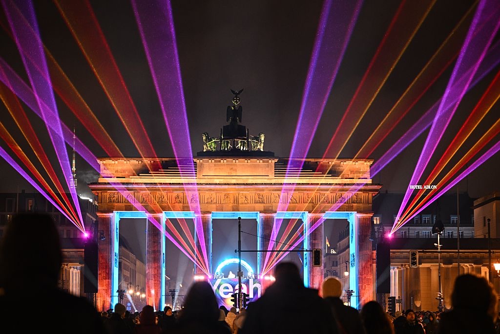 De Duitse hoofdstad Berlijn pakt de jaarwisseling groots en ongepolijst aan. Het kloppend hart van de festiviteiten is de legendarische Party Mile: een twee kilometer lang terrein tussen de Brandenburger Tor en de Siegessäule vol livepodia, dj's en eetkraampjes.