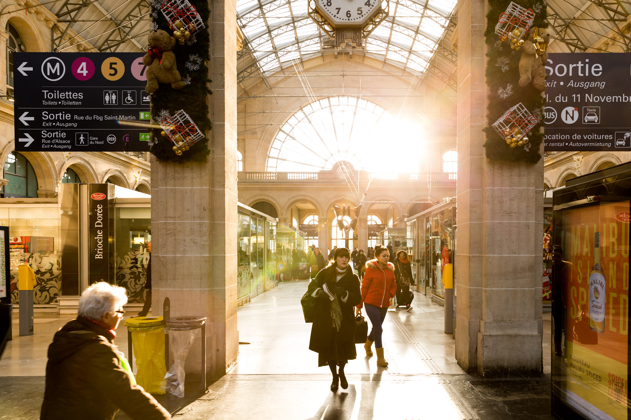 Reizigers lopen door het beroemde station Gare du Nord in Parijs, Frankrijk.