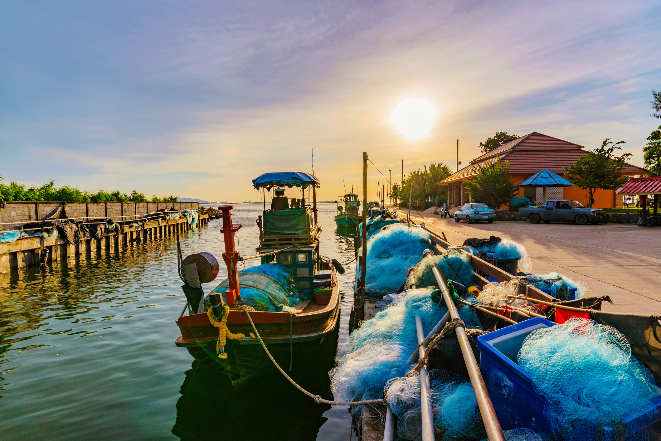Vissersboot bij zonsondergang in Siracha, Thailand