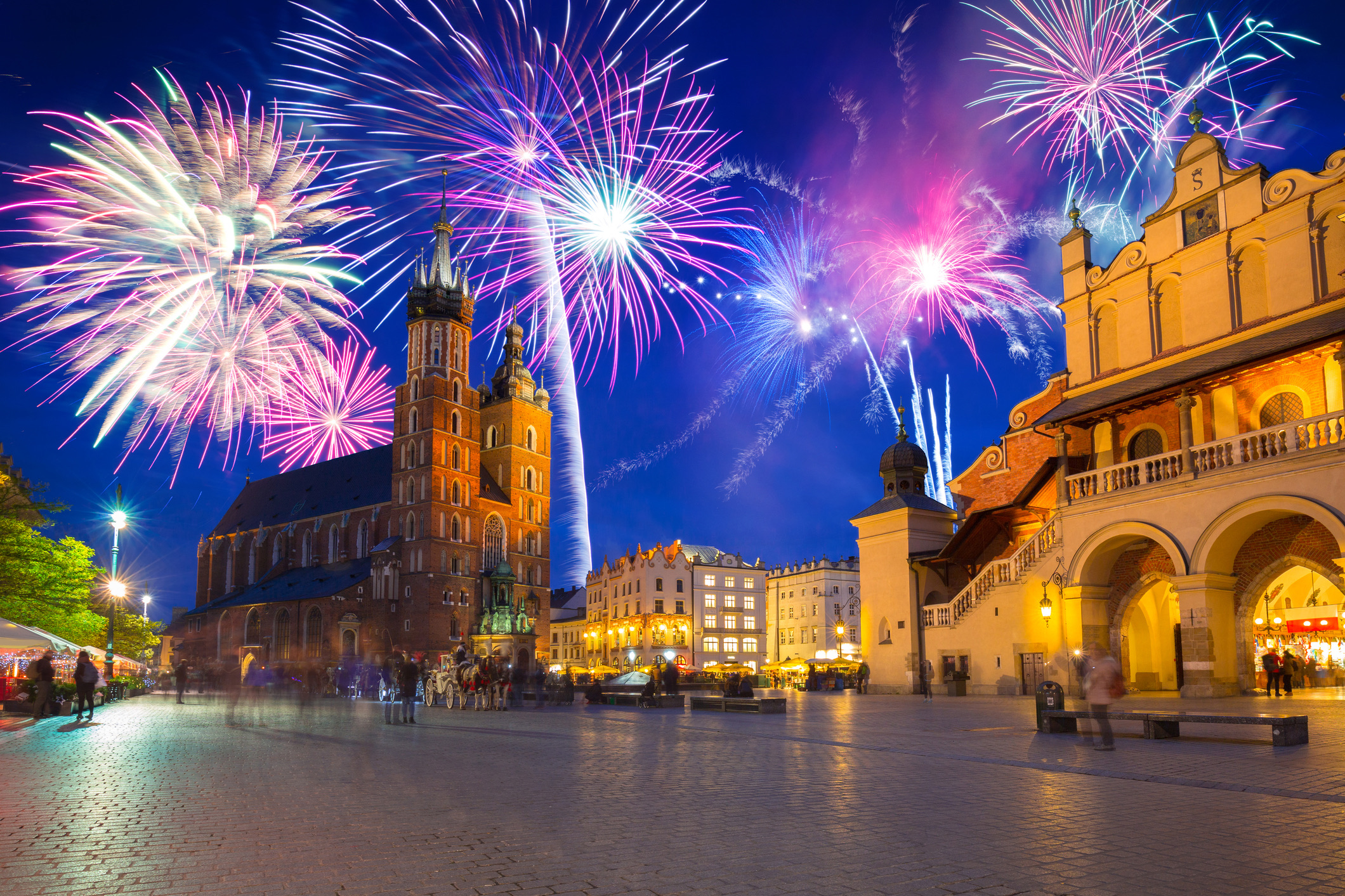 Het middeleeuwse marktplein van Krakau, Rynek Główny, is een van de grootste en mooiste stadspleinen van Europa. Tijdens de jaarwisseling verandert dit Werelderfgoed van Unesco in een sprookje vol verlichting, muziekpodia en een spectaculaire licht- en lasershow.