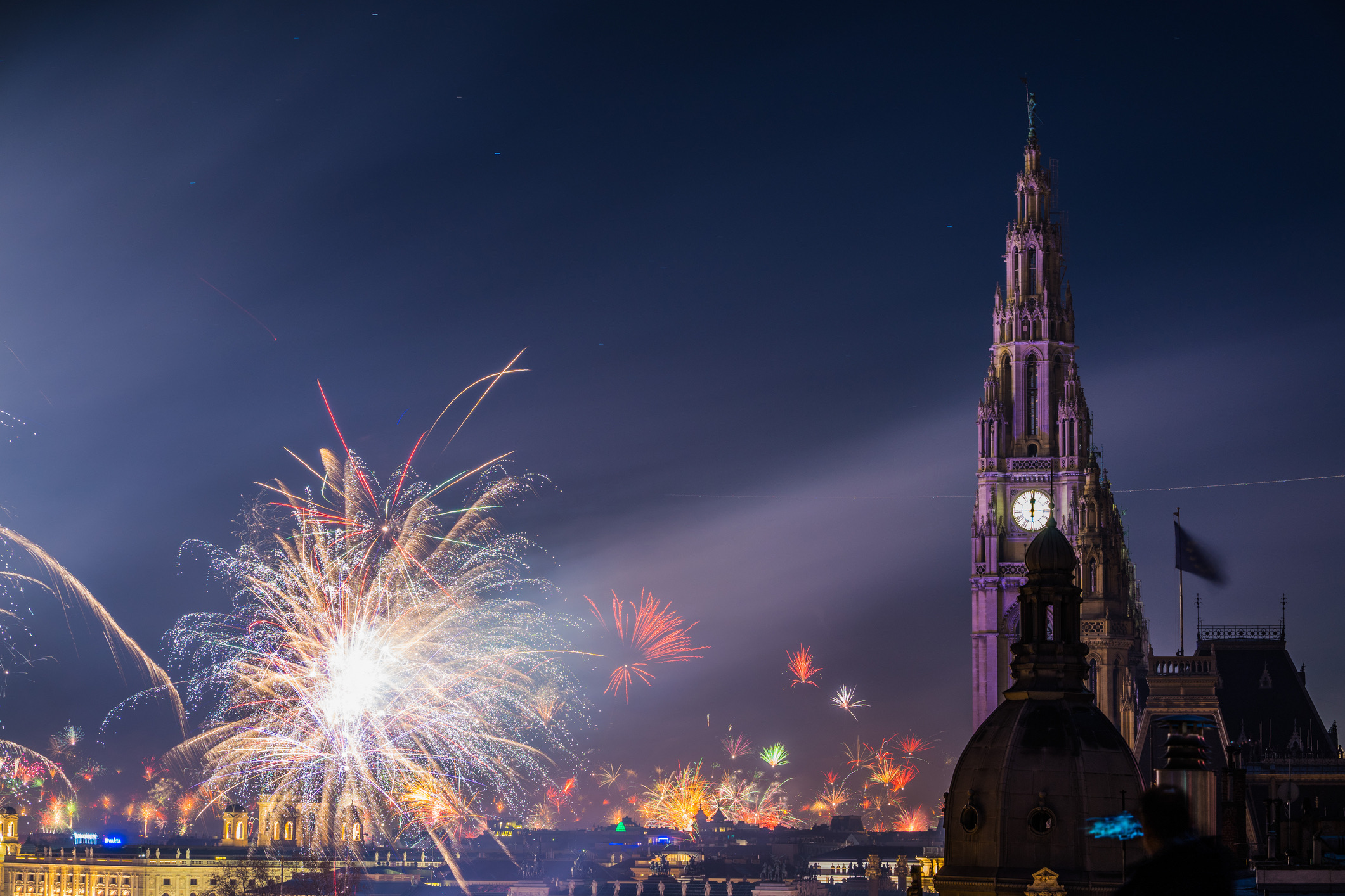 Wie denkt dat Wenen rond de jaarwisseling stijfjes is, heeft het mis. De Oostenrijkse hoofdstad verandert op 31 december in één grote, vorstelijke dansvloer tijdens de beroemde Silvesterpfad. Vanaf twee uur 's middags tot diep in de nacht bruist de historische binnenstad langs een route van acht pleinen vol livemuziek, pop, jazz en klassieke klanken.