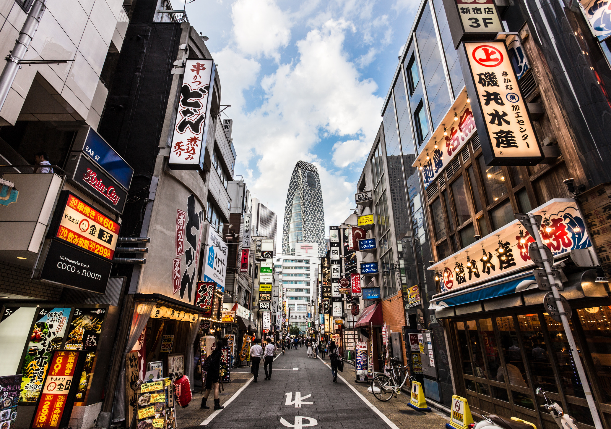 Prachtig uitzicht op het uitgaansgebied aan de voet van de wolkenkrabbers van het zakendistrict Shinjuku, in het hart van Tokio, de hoofdstad van Japan.