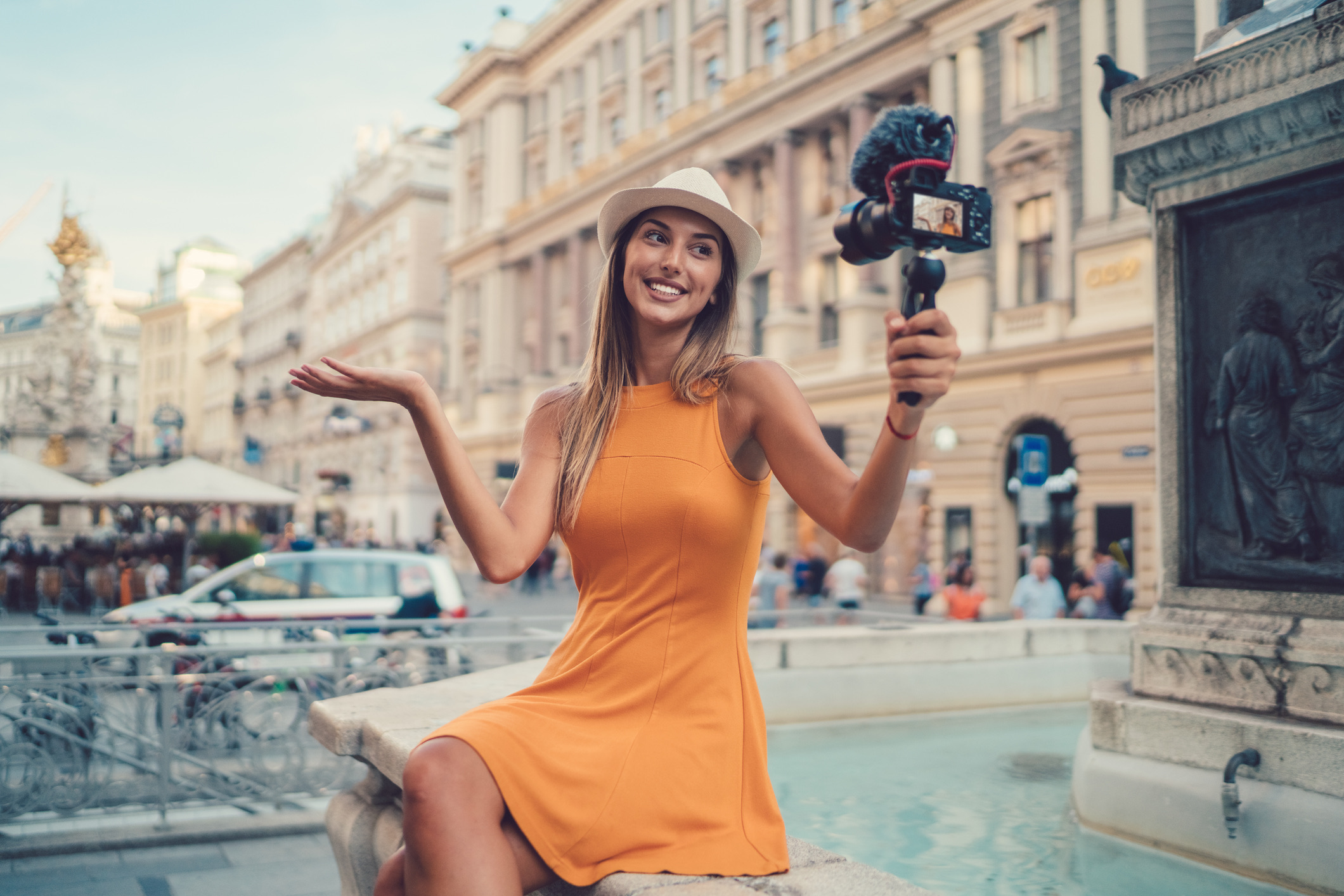 Een jonge vrouw die tijdens haar zomervakantie vanuit de stad vlogt