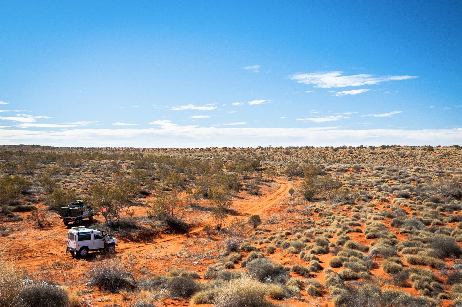 De Outback beslaat een gigantisch deel van het Australische continent en herbergt een van 's werelds meest karakteristieke woestijnlandschappen. The Red Centre staat bekend om zijn felrode aarde, veroorzaakt door het hoge gehalte aan geoxideerd ijzer (roest).