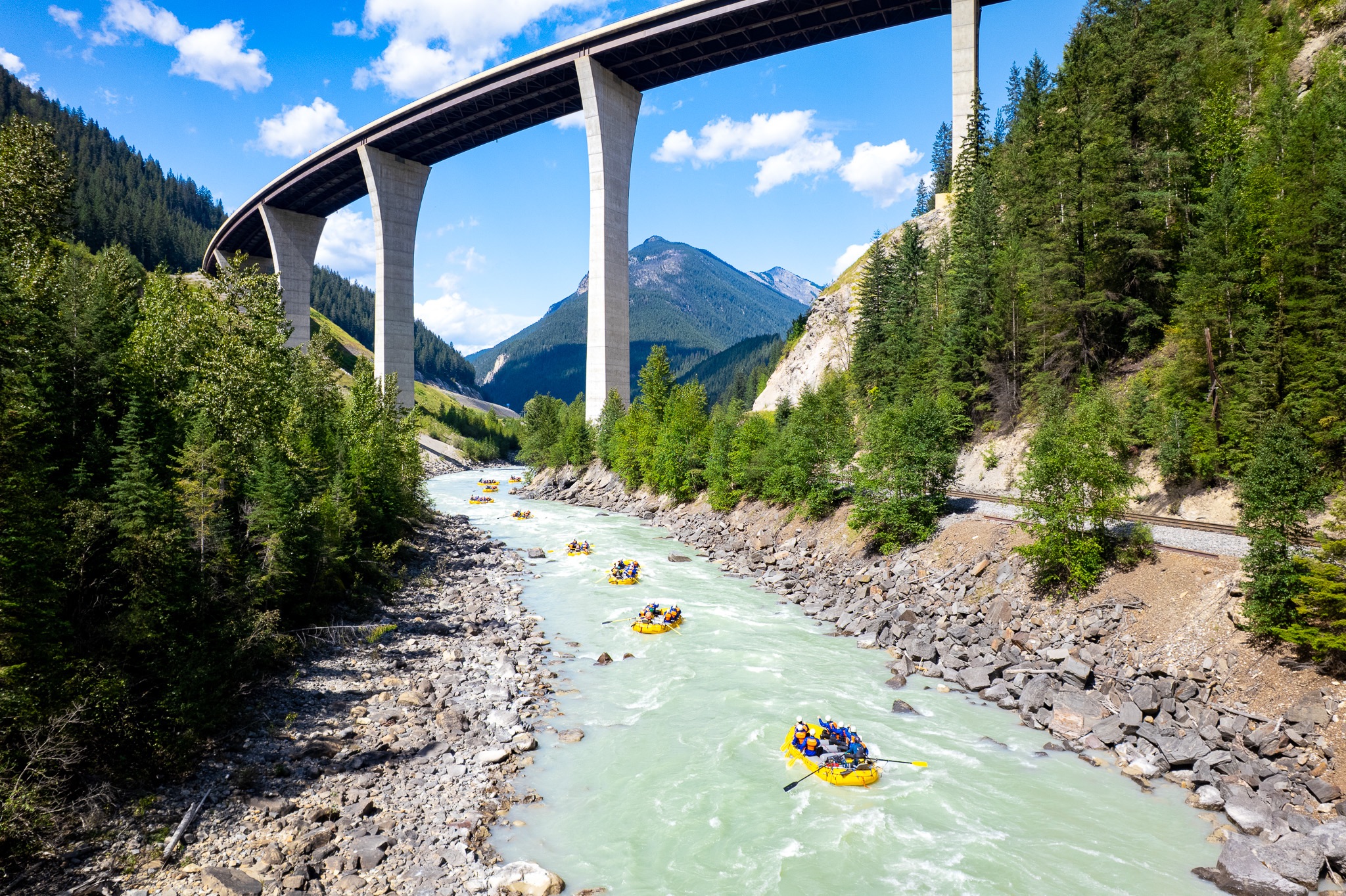 Tijdens een roadtrip door West-Canada word je omringd door de imposante pieken van de Rocky Mountains, kristalheldere meren en schijnbaar eindeloze wildernis. Wil je de natuur nog intenser beleven? Ga dan raften op de machtige Kicking Horse River in het Yoho National Park.