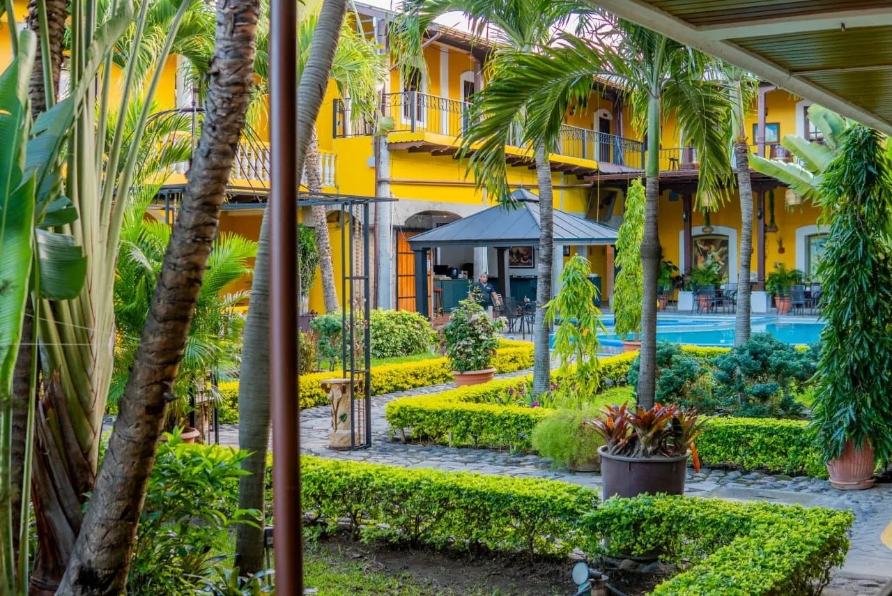 Sfeervolle binnentuin en koloniaal hotelgebouw van Hotel Antigua Comayagua in Honduras
