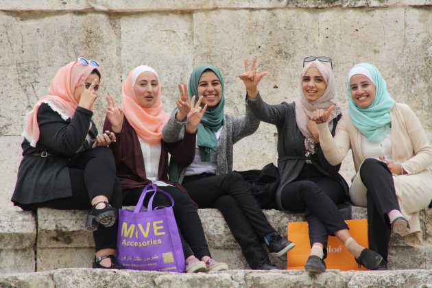 Happy Jordan ladies in het amphitheater in Amman