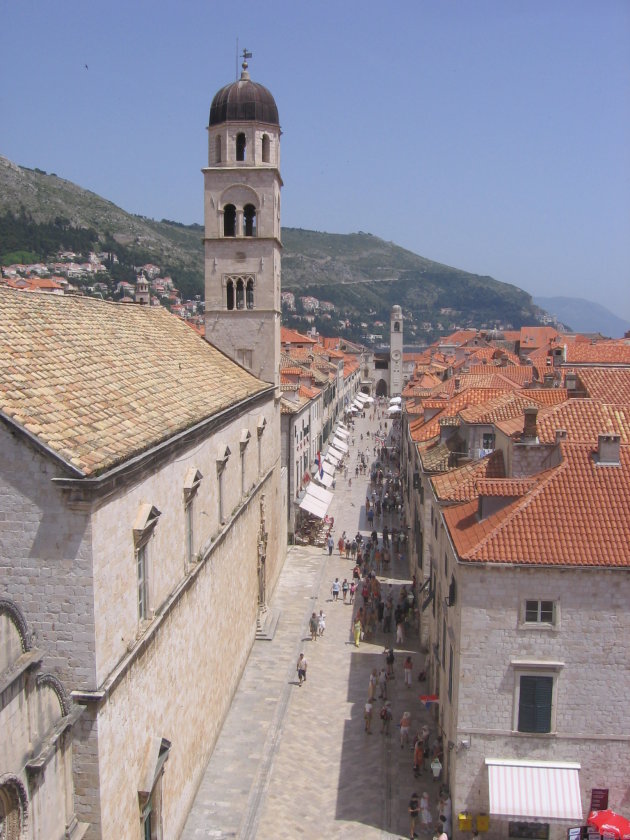 de hoofdstraat van Dubrovnik van bovenaf gezien