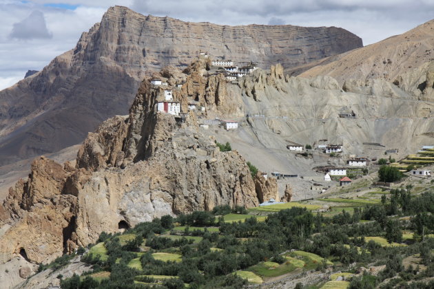 Een klooster tegen de rotsen