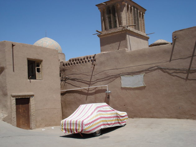 Afgedekte auto (bij 50 graden Celsius), Yazd