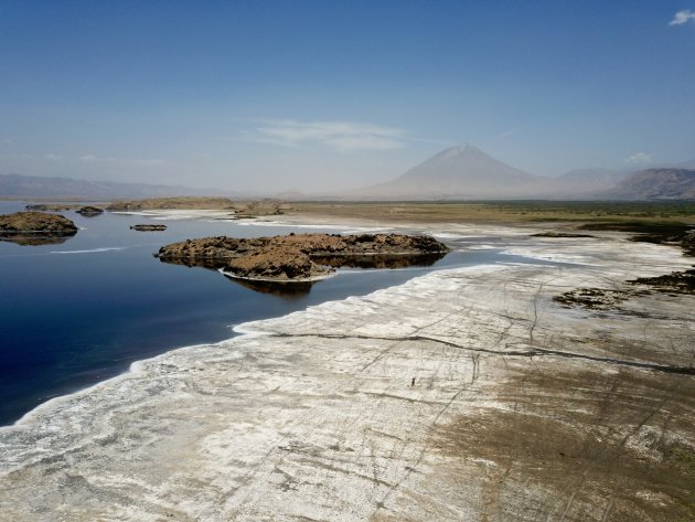 Lake Natron met op achtergrond de nog active vulkaan  Ol Doinyo Lengai