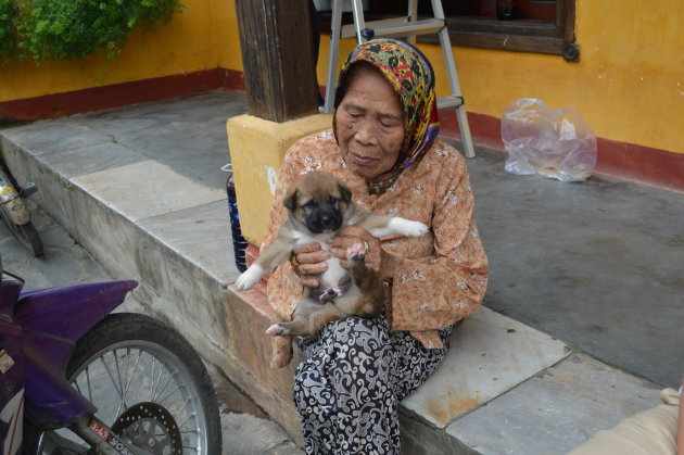 Oude dame met puppy