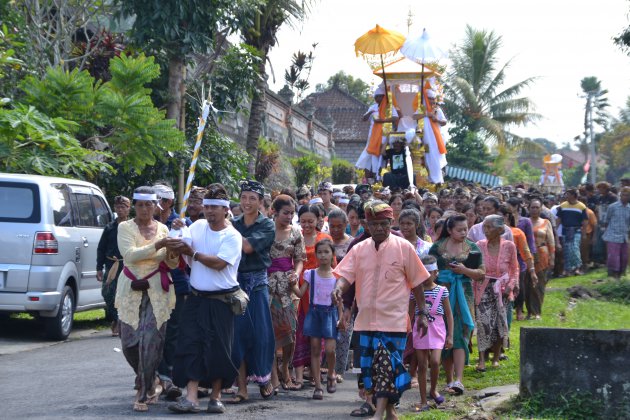 Ceremoniële optocht voorafgaande aan een crematie op Bali.