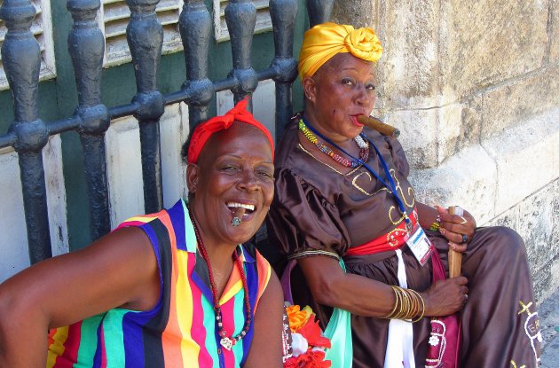 2 Dames die op straat een Cubaanse sigaar roken.