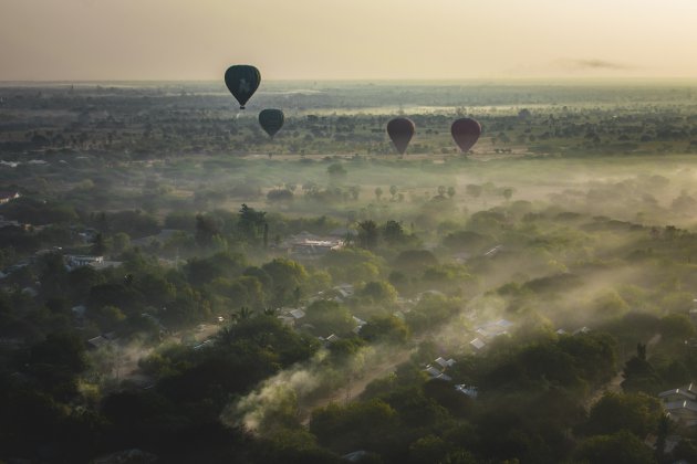Luchtballonvaart over de Bagan tempels, Myanmar.