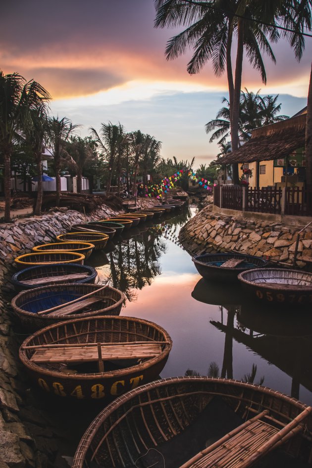 Basket boats in Vietnam bij zonsondergang