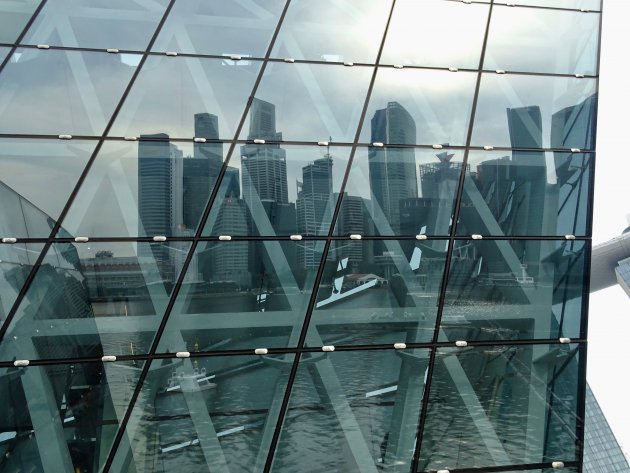 De reflectie van de stad Singapore