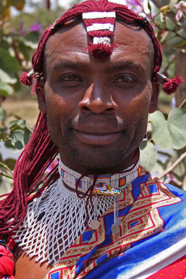 masai man in vol ornaat