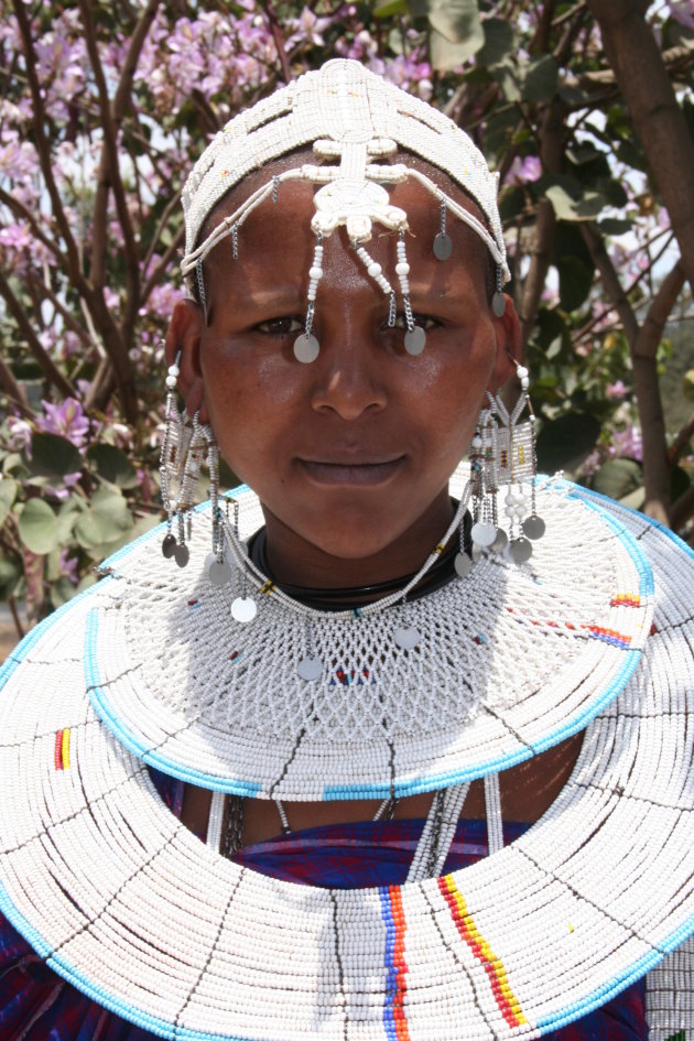 masai vrouw in vol ornaat