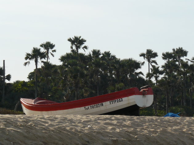 Vissersbootje op het strand