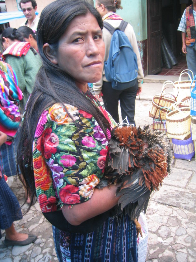Traditionele vrouw met kip