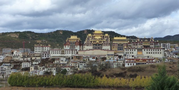 bezoek het Ganden Sumtseling Gompa klooster