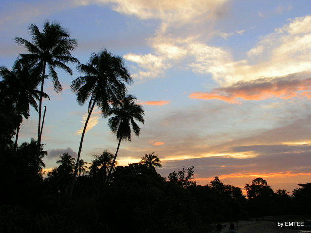 Zonsondergang op Sila Nusalaut (Molukken)