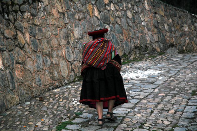 In klederdracht door Cuzco