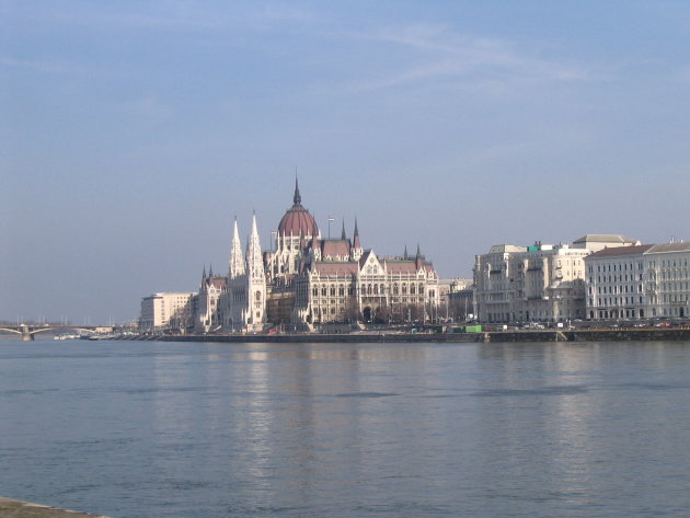 Parlement met op voorgrond de Donau