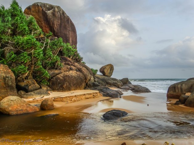 Het mooiste strand van Zuid Sri Lanka heeft zwarte rand