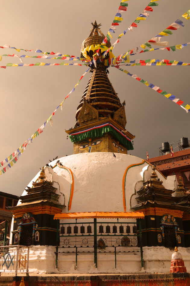 stupa tussen bebouwing