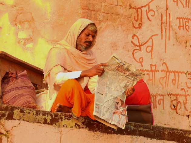 Krant lezen op de ghats.