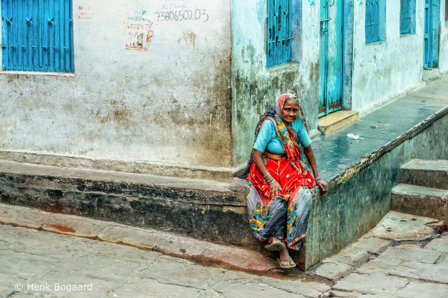 Oude Dame in de straatjes van het oude centrum van Varanasi