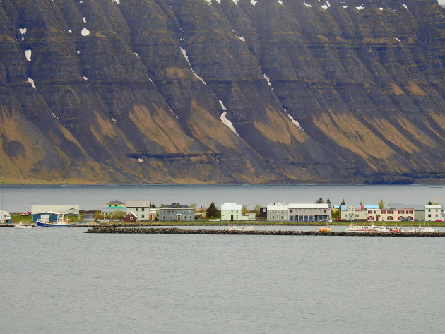 Flateyri in de fjord.