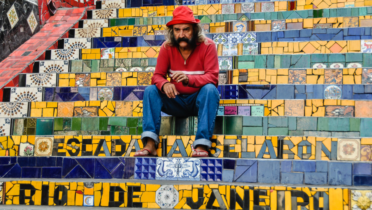 De bekende trappen in Rio, met de kunstenaar zelf
