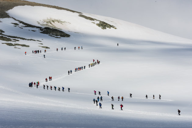 Ook op Antarctica in een rij omhoog wandelen